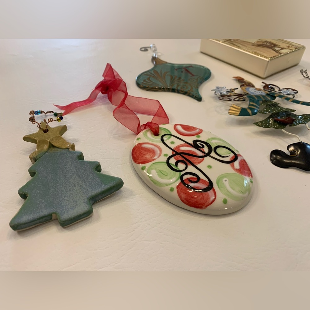 Lot of 6 assorted Christmas ornaments, ceramic and multi media - Picture 3 of 9
